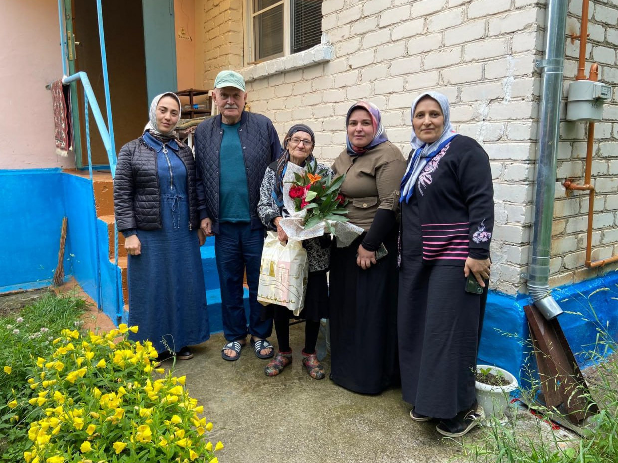 Супружескую пару в канун празднования Дня семьи, любви и верности и в рамках Года семьи посетили работники Комплексного центра министерства труда в Гумбетовском районе.