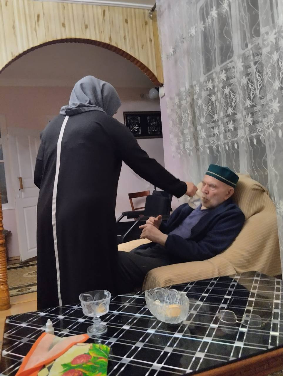 Социальный работник 1 отд. СО на дому ,Хадисова Мариям из с. Игали оказала социальную бытовую услугу своим подопечным.