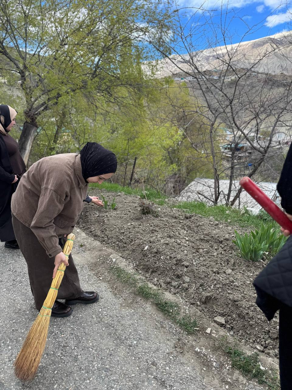 Сегодня 26 апреля работники ГБУ РД ЦСОН в «Гумбетовский  район» приняли участие во Всероссийском субботнике.