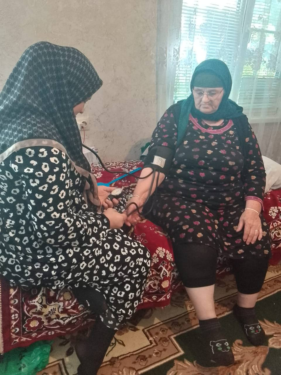 Социальный работник 1 отд. СО на дому Хадисова Мариям при оказании социальных услуг подопечным.