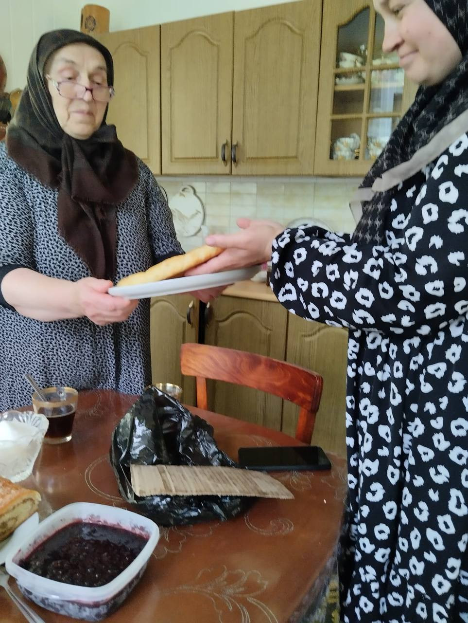 Социальный работник 1 отд. СО на дому Хадисова Мариям при выполнении своих должностных обязанностей социального работника на дому.