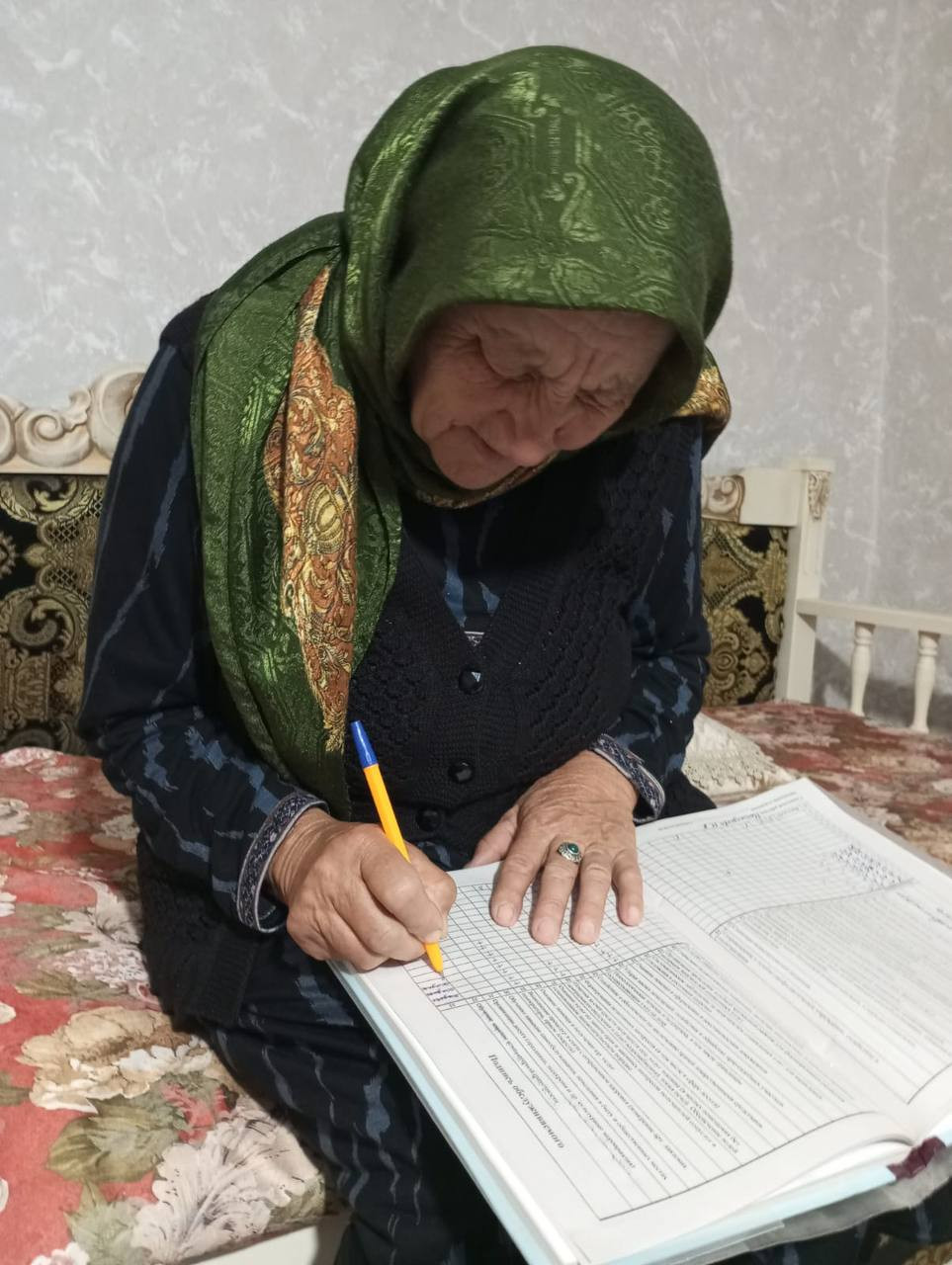 Социальный работник 1-отд. СО на дому Напилунова Нуржавгар   из с. Читли, при посещении подопечной  с целью оказания ей социальных услуг согласно графику посещения получателей соц. услуг.