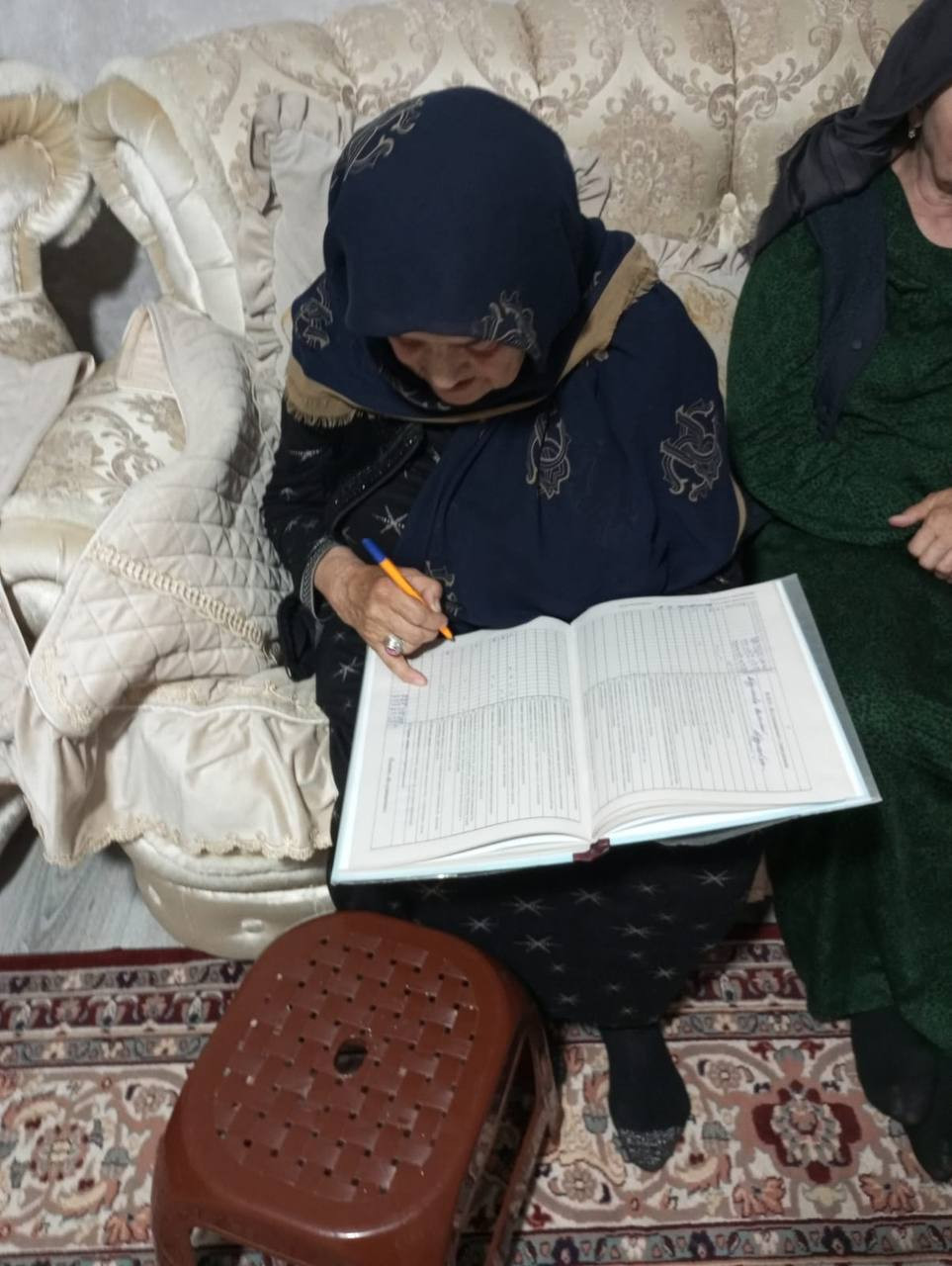 Социальный работник 1-отд. СО на дому Напилунова Нуржавгар   из с. Читли, при посещении подопечной  с целью оказания ей социальных услуг согласно графику посещения получателей соц. услуг.