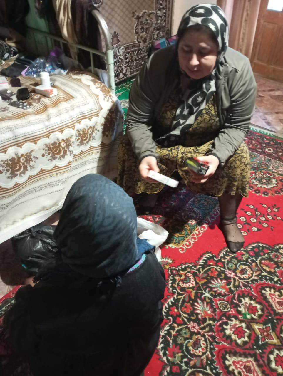 Социальный работник 1 отд. СО на дому Напилунова Нуржавгар при оказании социальных услуг подопечной.