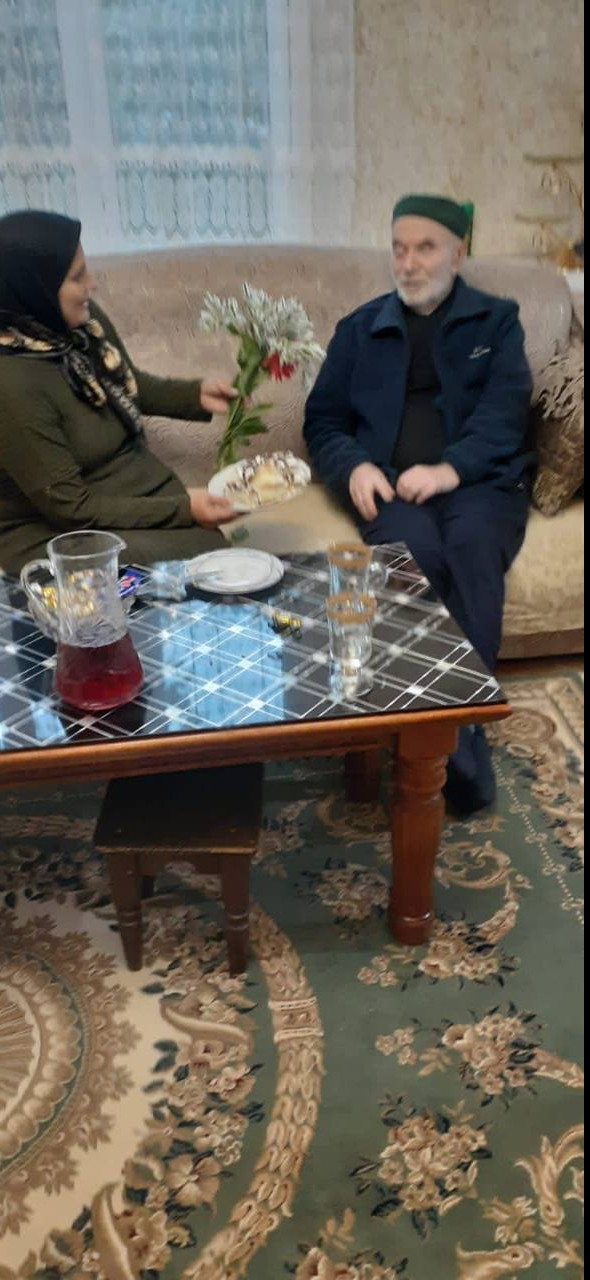 Поздравляет подопечного с днем рождения, вручает ему подарки и оказывает социальные услуги.