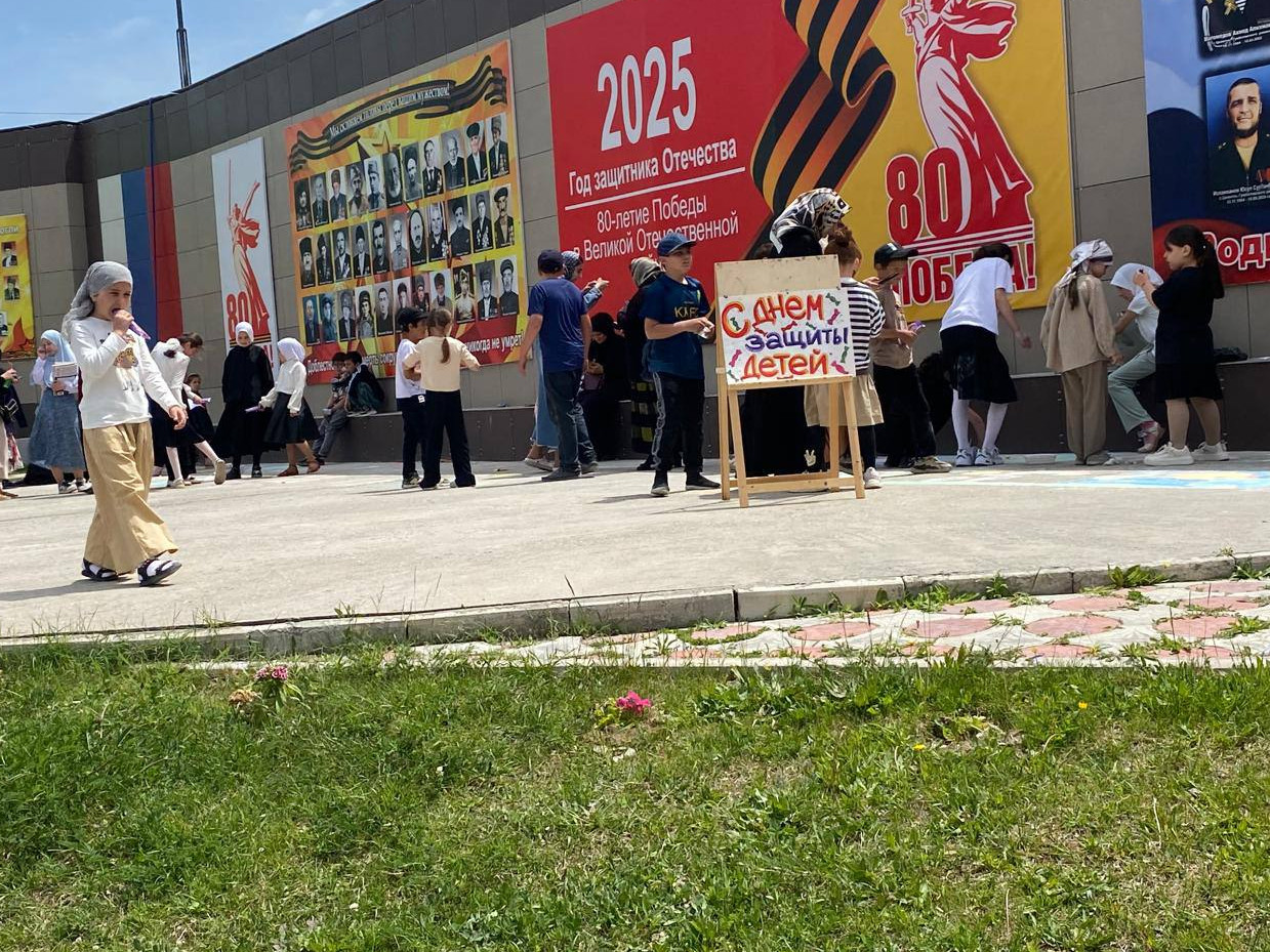Во второй части мероприятия детям организовали конкурс рисунок на асфальте. В конце праздника детям были вручены сладости, от работников отделения семьи.