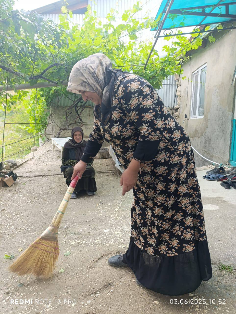 Социальный работник 1 отд. СО на дому ,Магомедтаминова Мадина из с. Чирката оказала  социальную бытовую услугу своей подопечной с целью помогать с уборкой