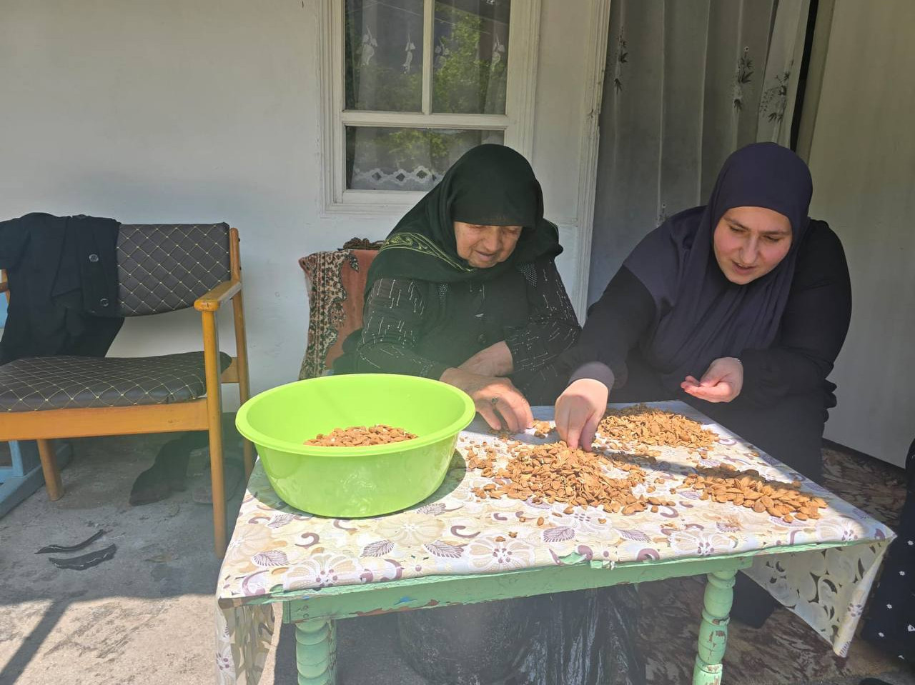Социальный работник 1 отд. СО на дому ,Каримова Сабират  из с. Игали оказала  социальную бытовую услугу своей подопечной.