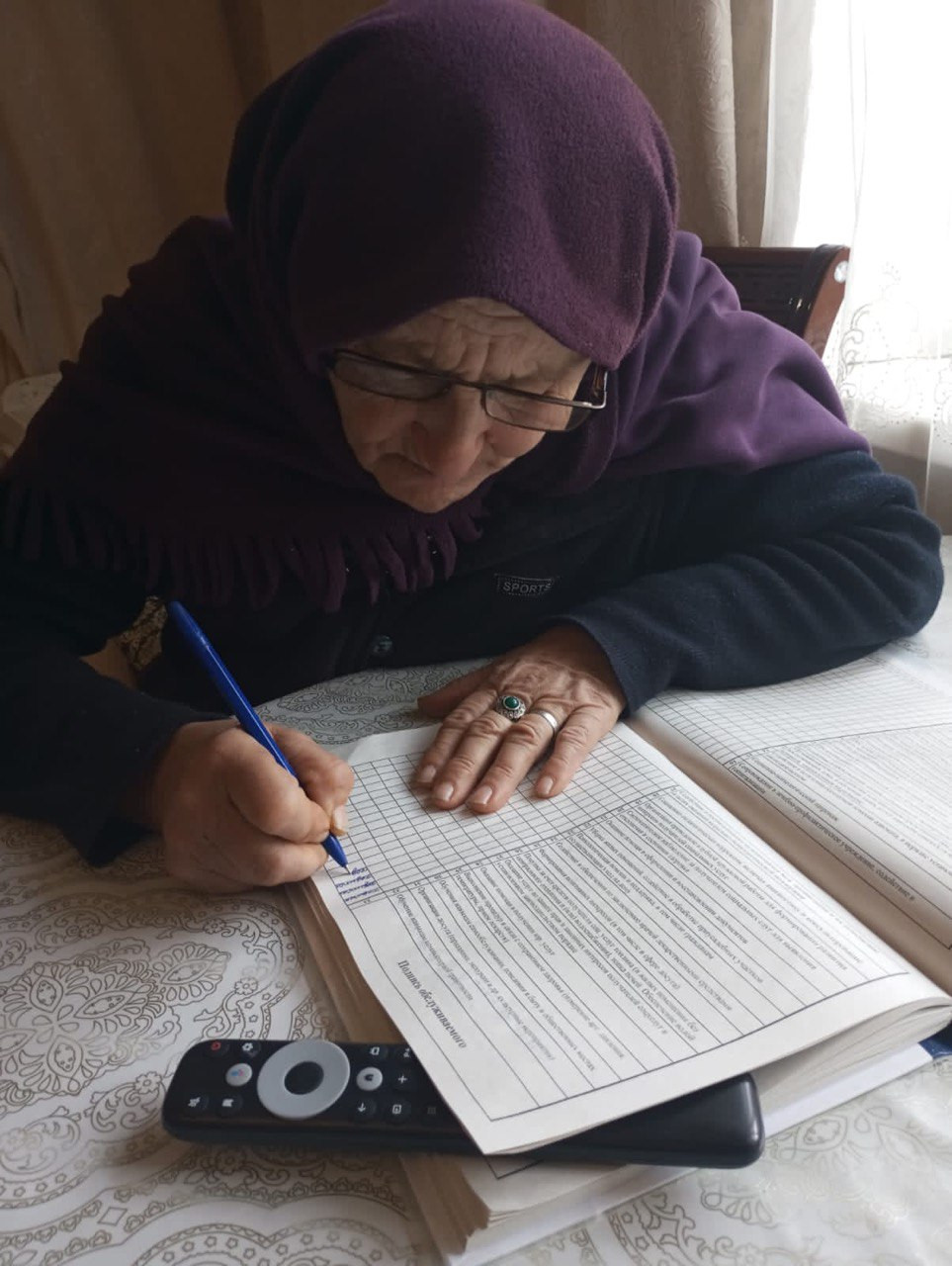 Подопечные социального работника 1отд.СО на дому Напилуновой Н. ставят отметку в дневнике социального работника об оказании им социальных услуг