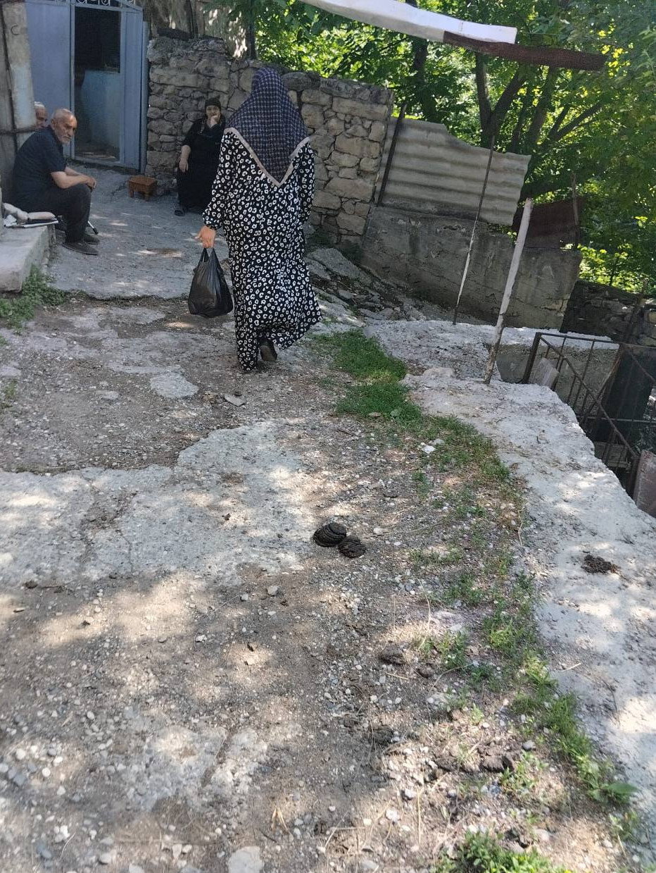 Социальный работник 1 -отделения СО на дому Хадисова Мариям оказала  социальную  услугу своей подопечной.