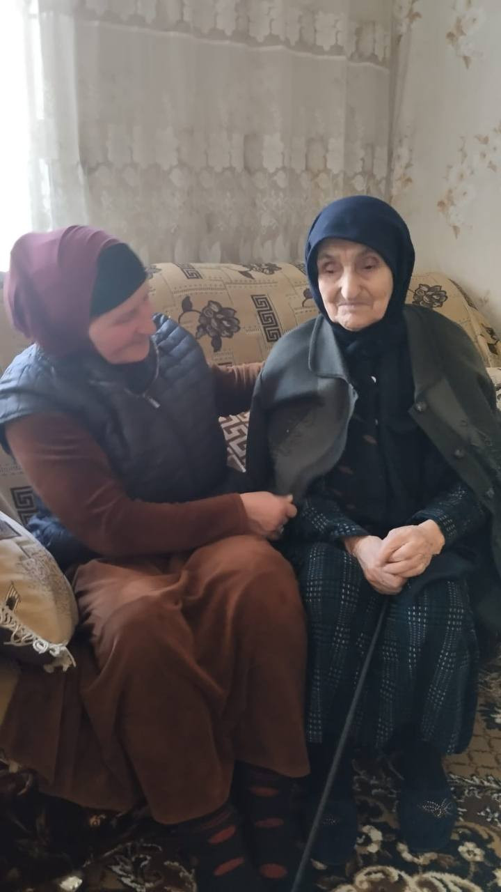 Социальный работник 1 отд. СО на дому Нурмагомедова Голисат  с. Игали при посещении подопечной, с целью оказания ей социальных услуг согласно графику посещения получателей соц. услуг.