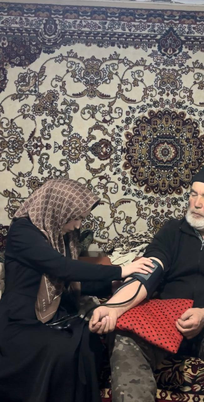 Социальный работник 1 отд. СО на дому  Муртазалиева  Марият с. Арадерих при посещении подопечному, с целью оказания ему социальных услуг согласно графику посещения получателей соц. услуг.