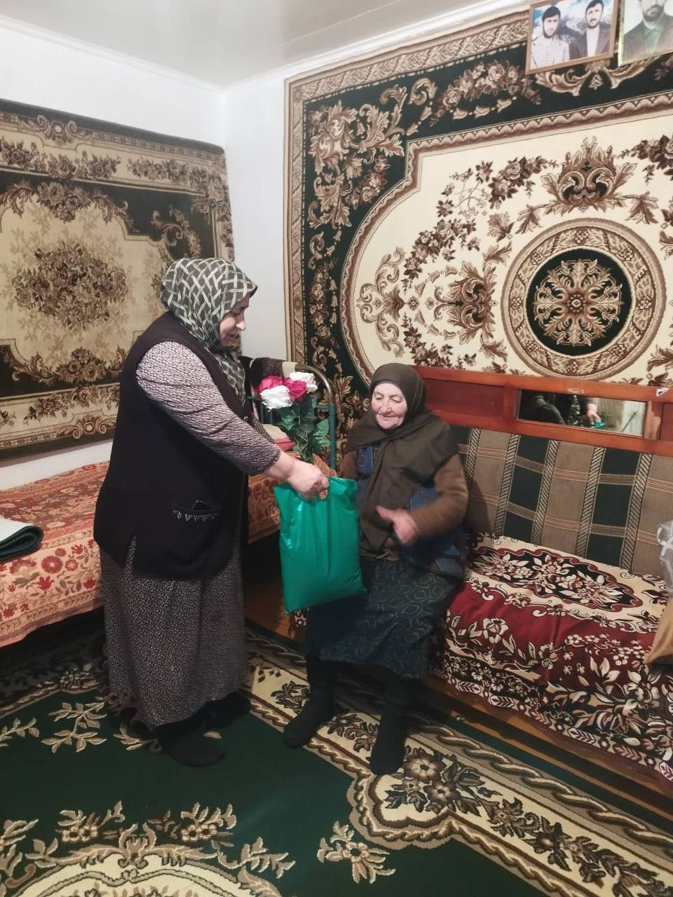 Социальный работник 1 отд. СО на дому  Напилунова  Нужавгар с. Читли поздравила  подопечных с 8 Мартом  и вручила подарки.