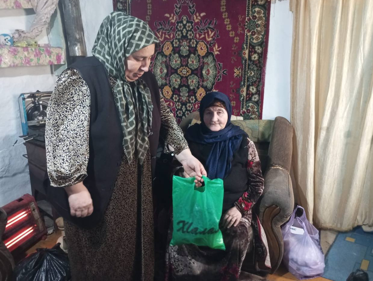 Социальный работник 1 отд. СО на дому  Напилунова  Нужавгар с. Читли поздравила  подопечных с 8 Мартом  и вручила подарки.