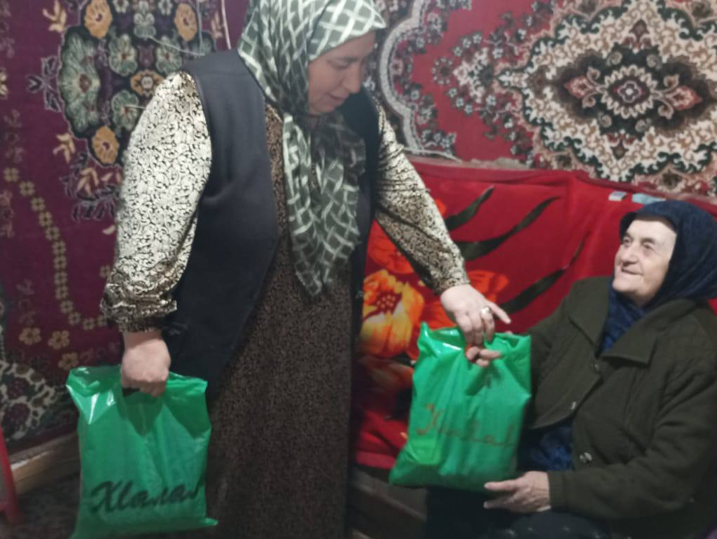 Социальный работник 1 отд. СО на дому  Напилунова  Нужавгар с. Читли поздравила  подопечных с 8 Мартом  и вручила подарки.