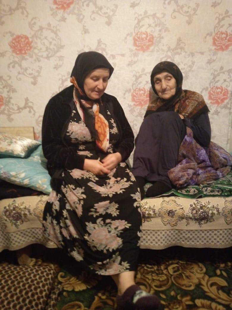 Оказывает социально- бытовые услуги подопечным.