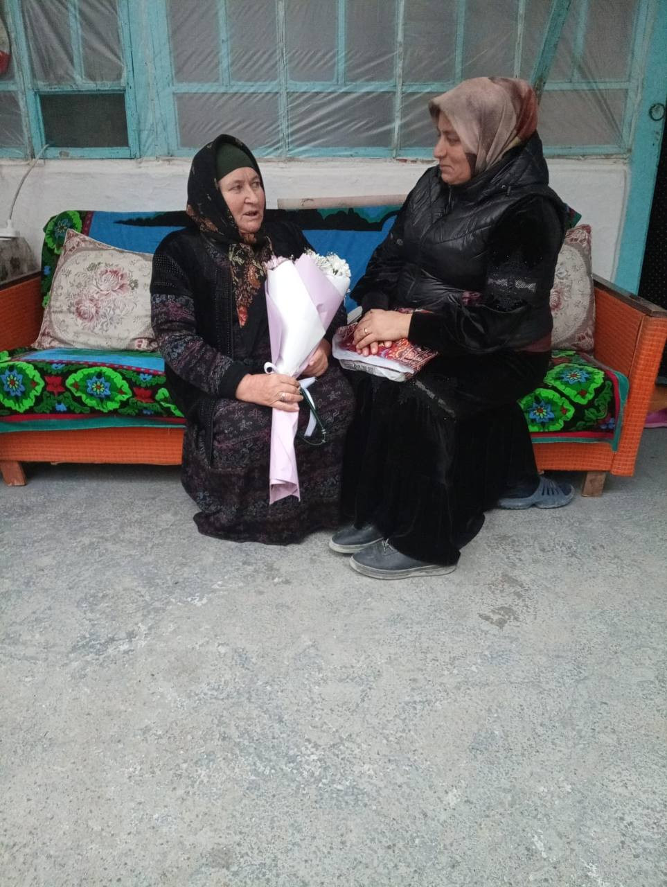 С посещением на дому поздравила милых дам ,своих подопечных, «с Днём матери» и вручила им подарки в честь праздника.