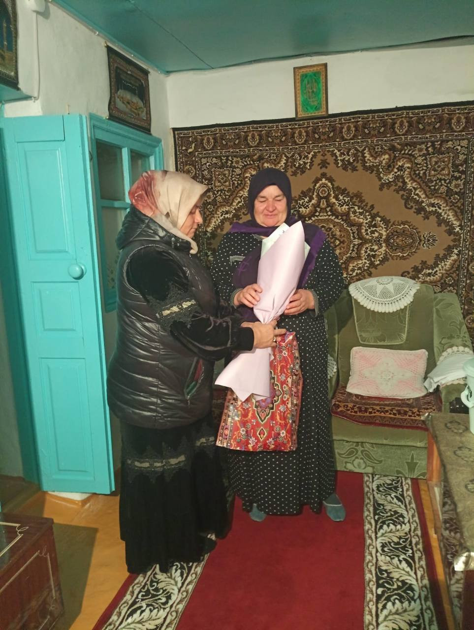 С посещением на дому поздравила милых дам ,своих подопечных, «с Днём матери» и вручила им подарки в честь праздника.