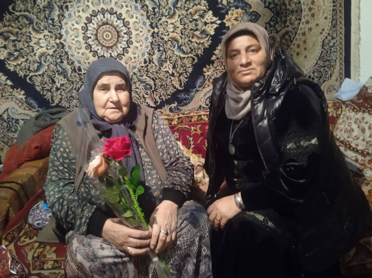 С посещением на дому поздравила милых дам ,своих подопечных, «с Днём матери» и вручила им подарки в честь праздника.