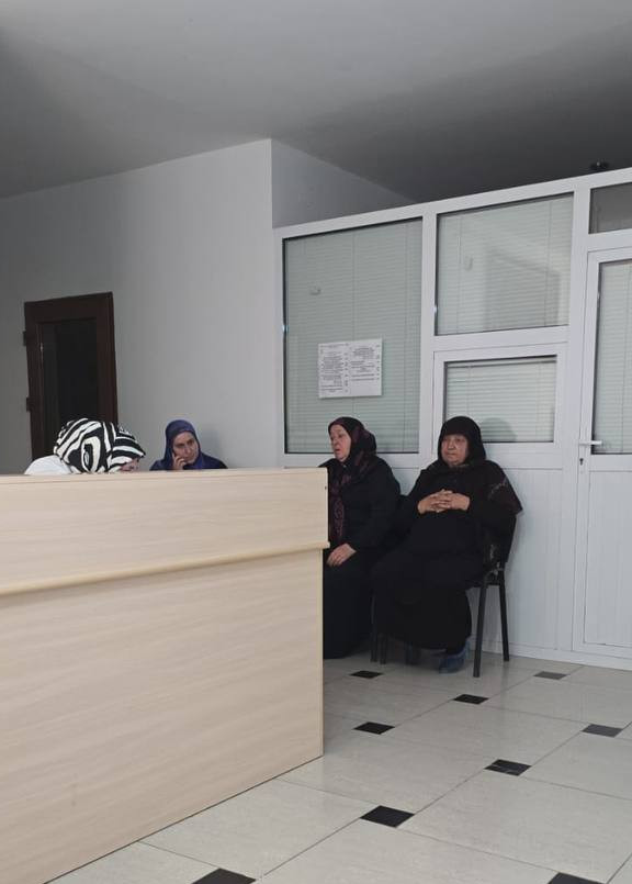 Оказывает социально-бытовые и социально-медицинские услуги подопечной  Малачиевой Чакар.