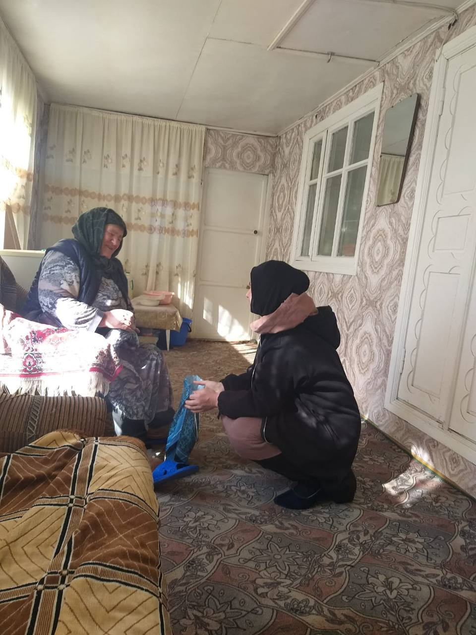 Оказывает социально-бытовые  услуги подопечной  Газимагомедовой Саадат.