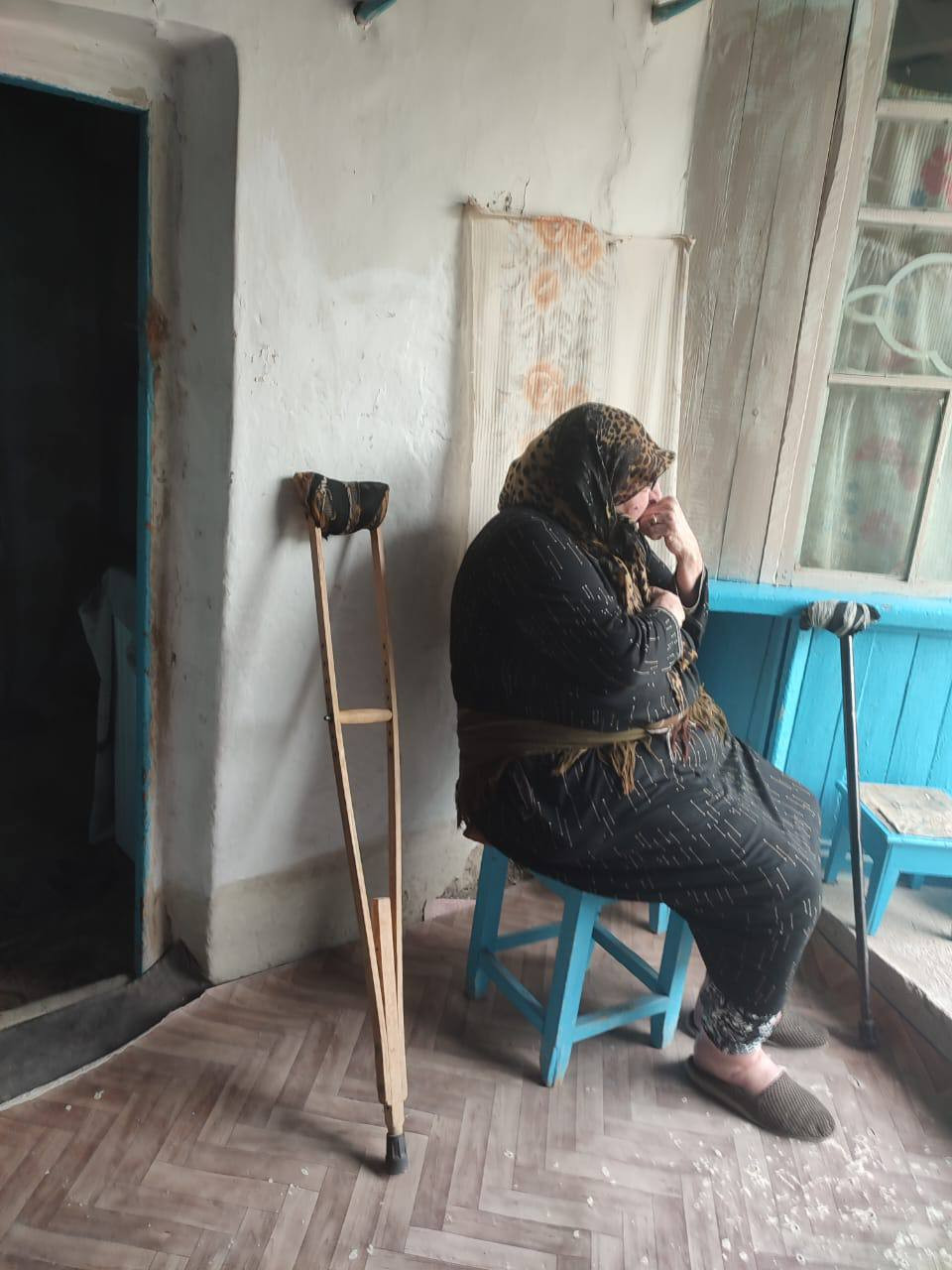 Социальный работник 1 отд. СО на дому Абдулкахирова Хадижат при посещении своих подопечных, с целью оказания им социальных услуг.