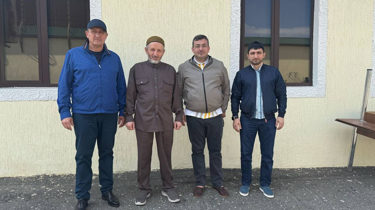 Магомедзагид Кихасуров поздравил Муфтия Дагестана, шейха Ахмада Афанди, с окончанием месяца Рамадан.