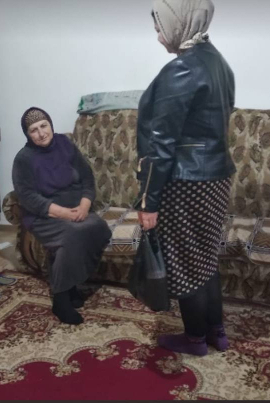 Социальный работник 1 отд. СО на дому ,Салихова Эльмира из с. Чирката оказала социальную бытовую услугу своим подопечным  Магомедтаминовой Муминат и Гаджиманомедовой Хаби.