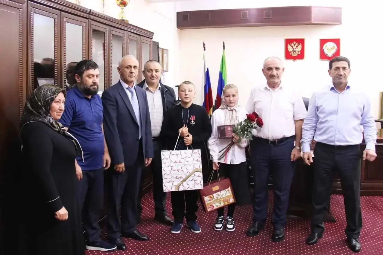 В Гумбетовском районе родным погибших участников СВО передали ордена Мужества.