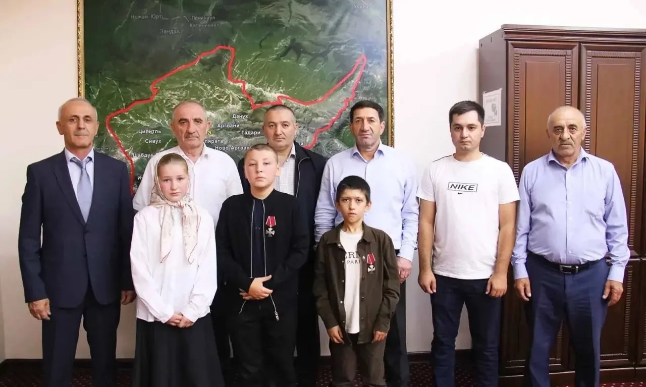 В Гумбетовском районе родным погибших участников СВО передали ордена Мужества.