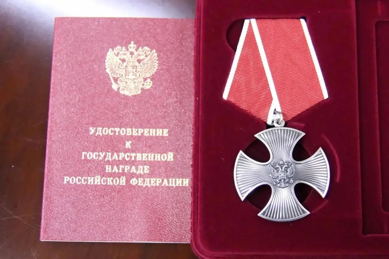 В Гумбетовском районе родным погибших участников СВО передали ордена Мужества.