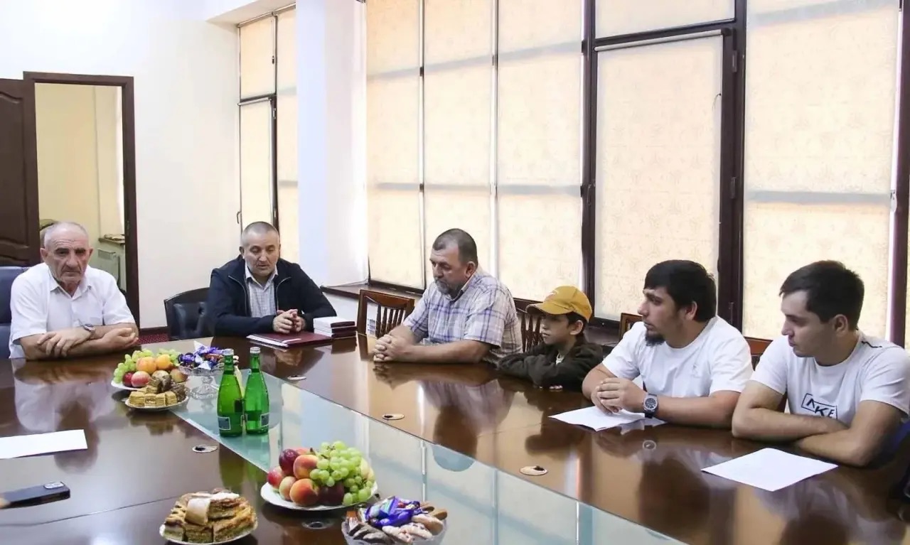 В Гумбетовском районе родным погибших участников СВО передали ордена Мужества.