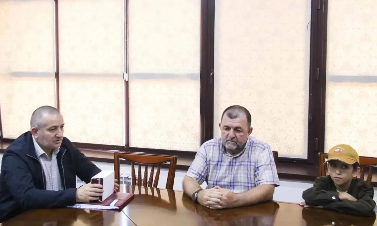 В Гумбетовском районе родным погибших участников СВО передали ордена Мужества.