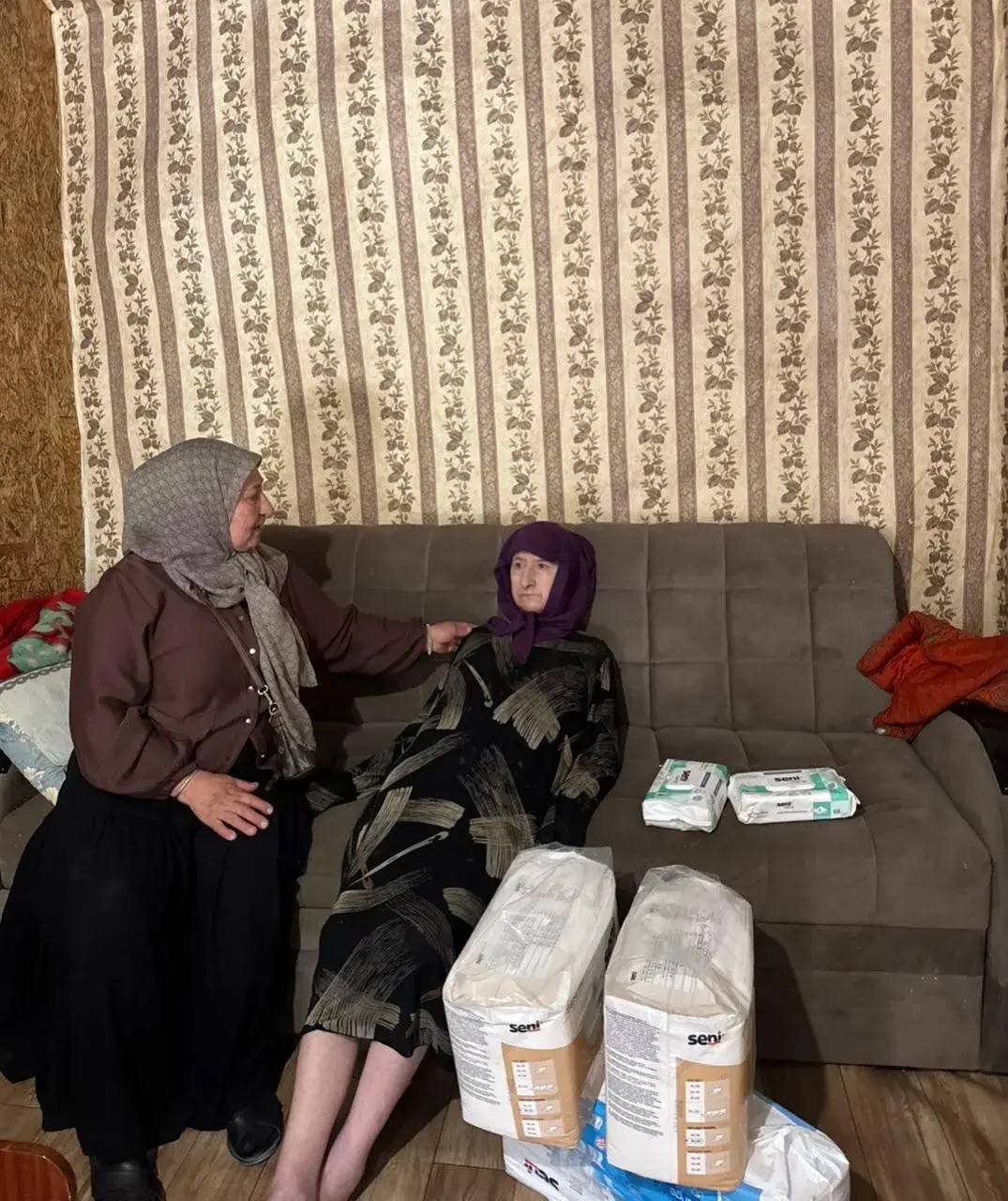 Работники Центра социального обслуживания Гумбетовского района с выездом на дом посетили маломобильных граждан сел. Н-Инхо и предоставили им материальную помощь от благотворительного фонда «Старость в радость».